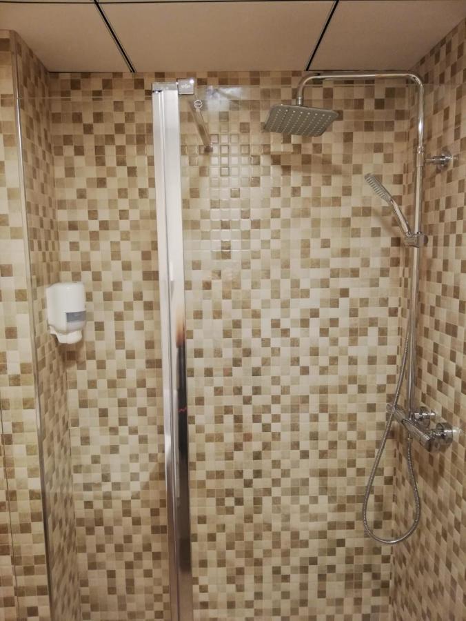 Tweepersoonskamer met 2 Aparte Bedden en Eigen Badkamer