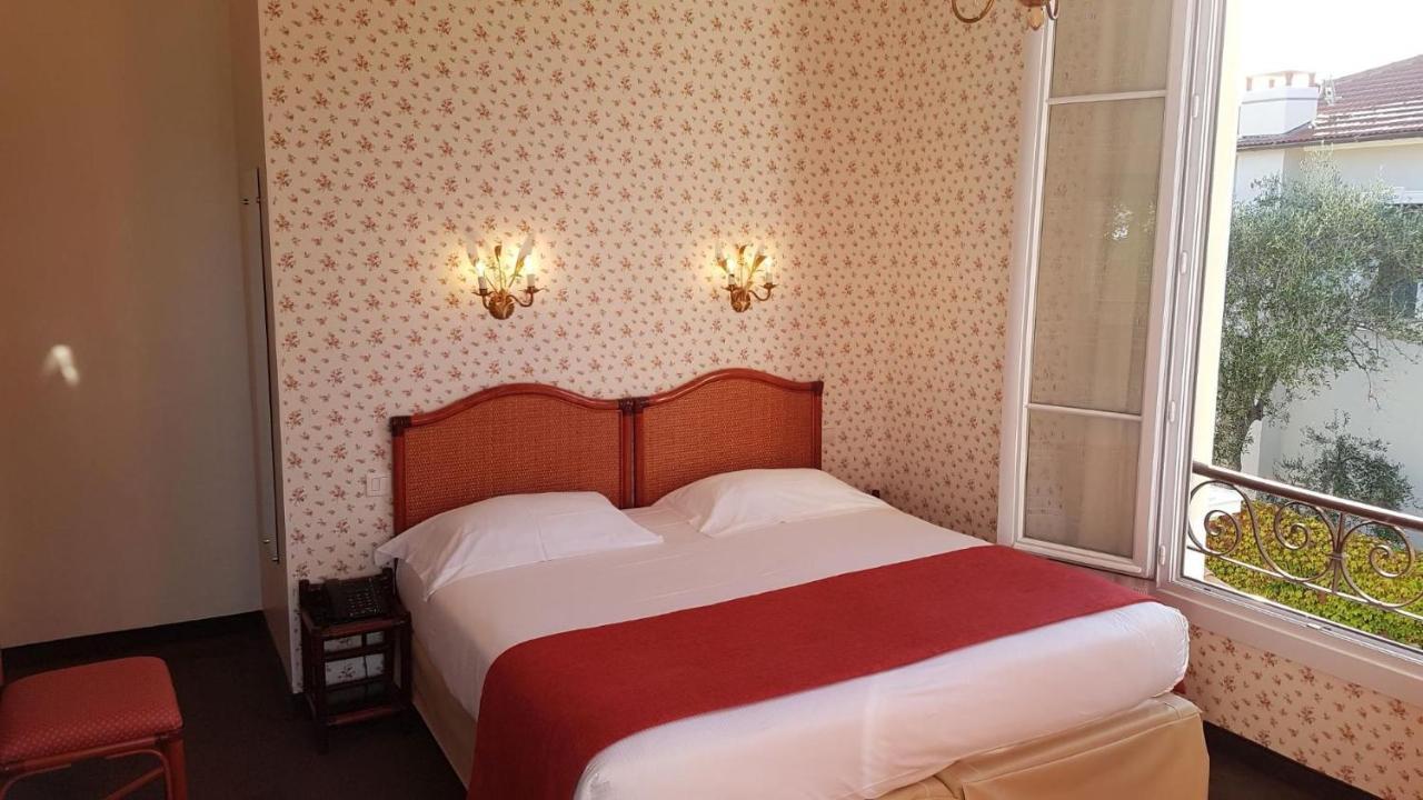 Doppelzimmer mit Balkon und Stadtblick