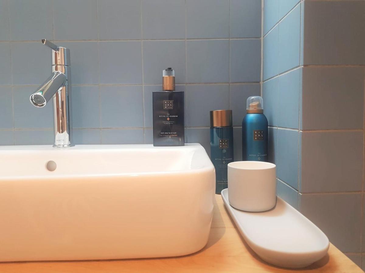 Tweepersoonskamer met 2 Aparte Bedden en Eigen Badkamer