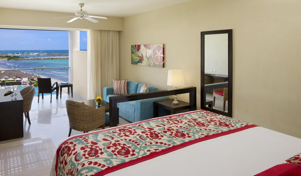 Suite Junior con cama extragrande y vistas al mar