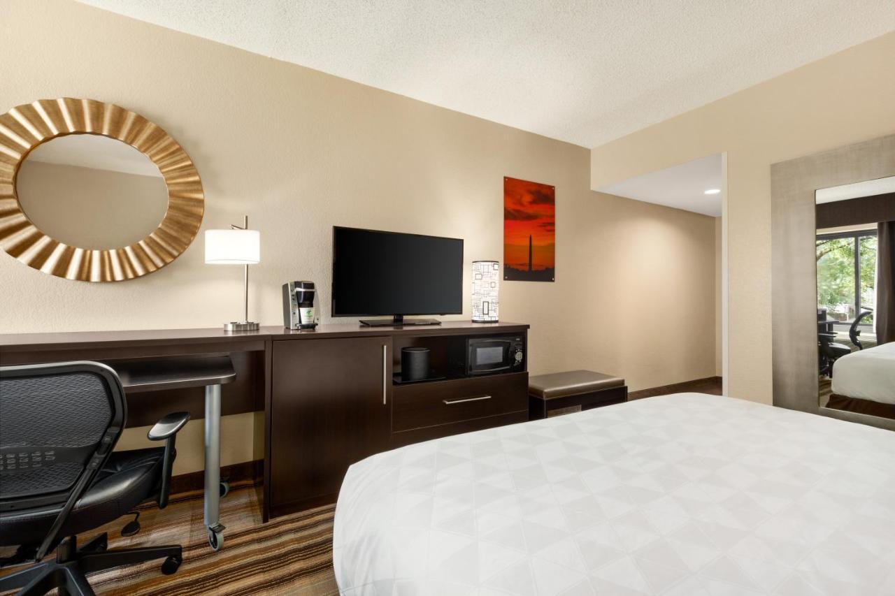 Queen Room with Communications and Mobility Accessible Shower