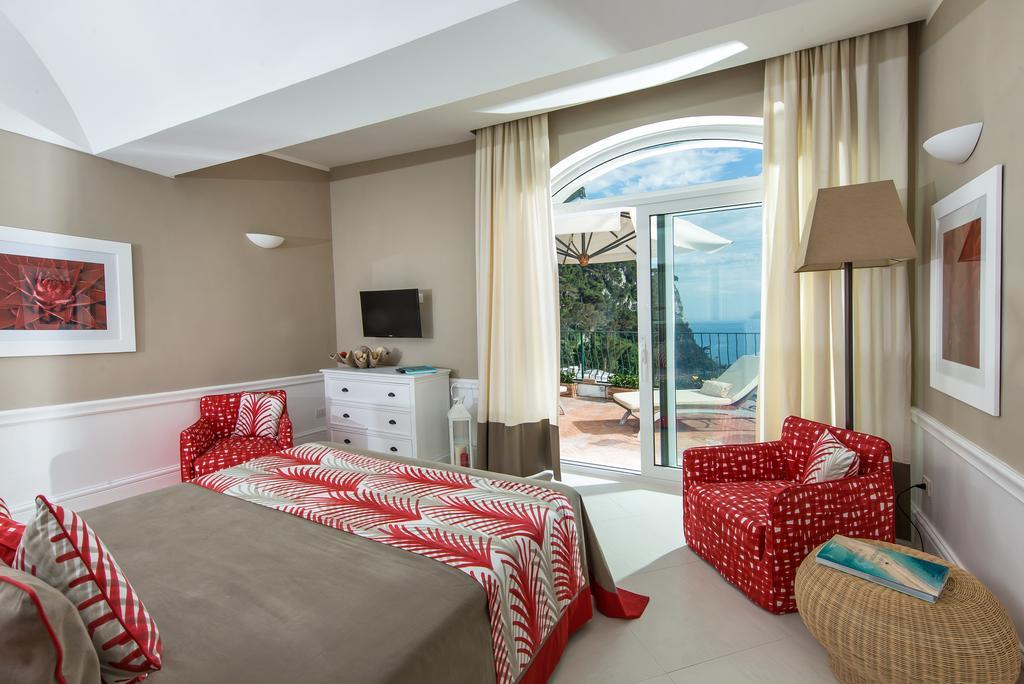 Suite met uitzicht op de zee en het terras