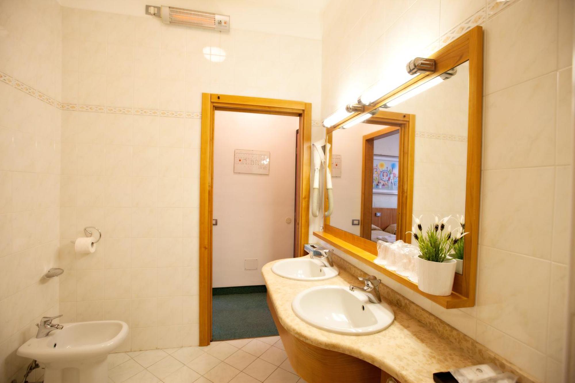 Quadruple Room Shower,1209370960:JPEG