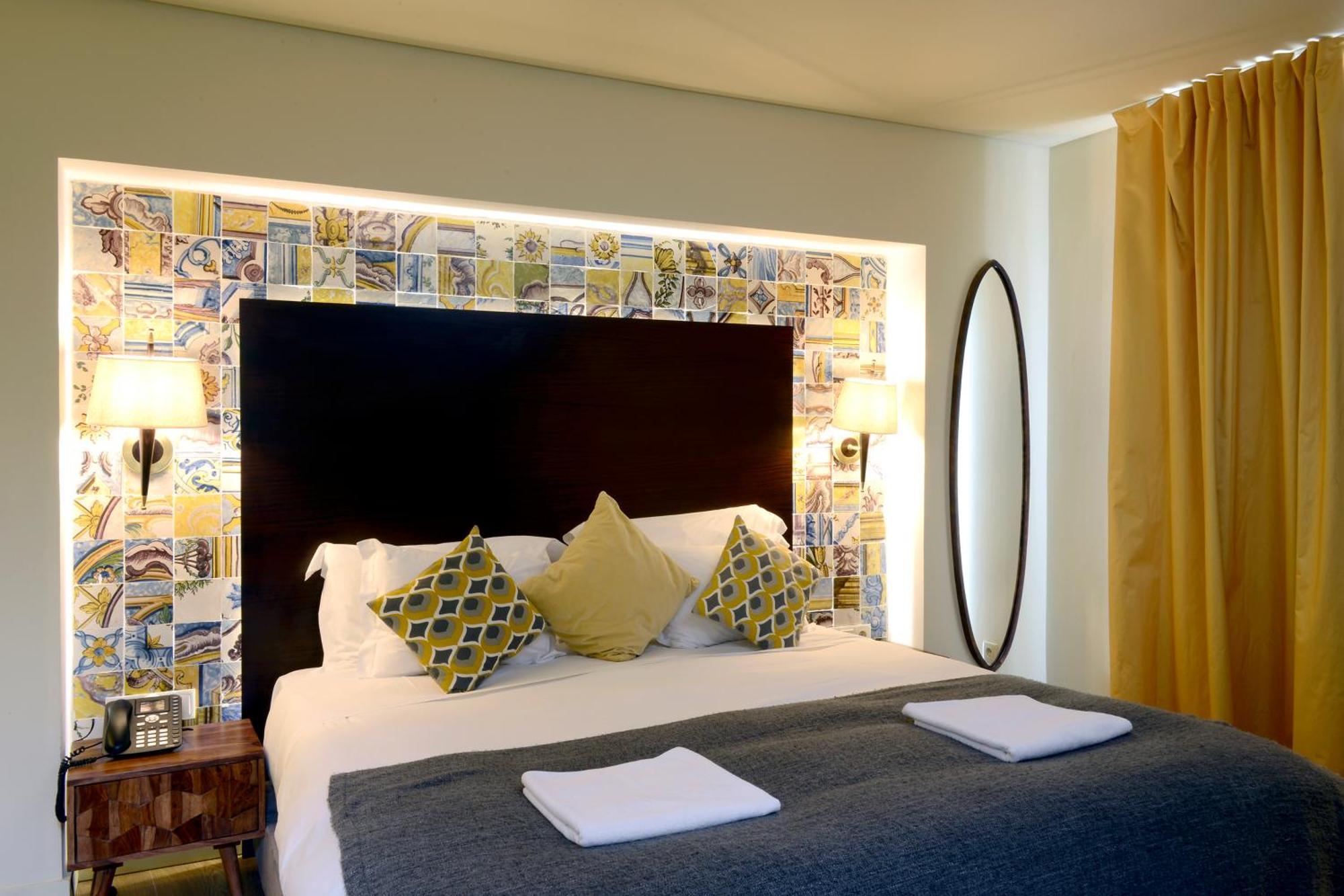 Deluxe One-Bedroom Apartment Balcony river view