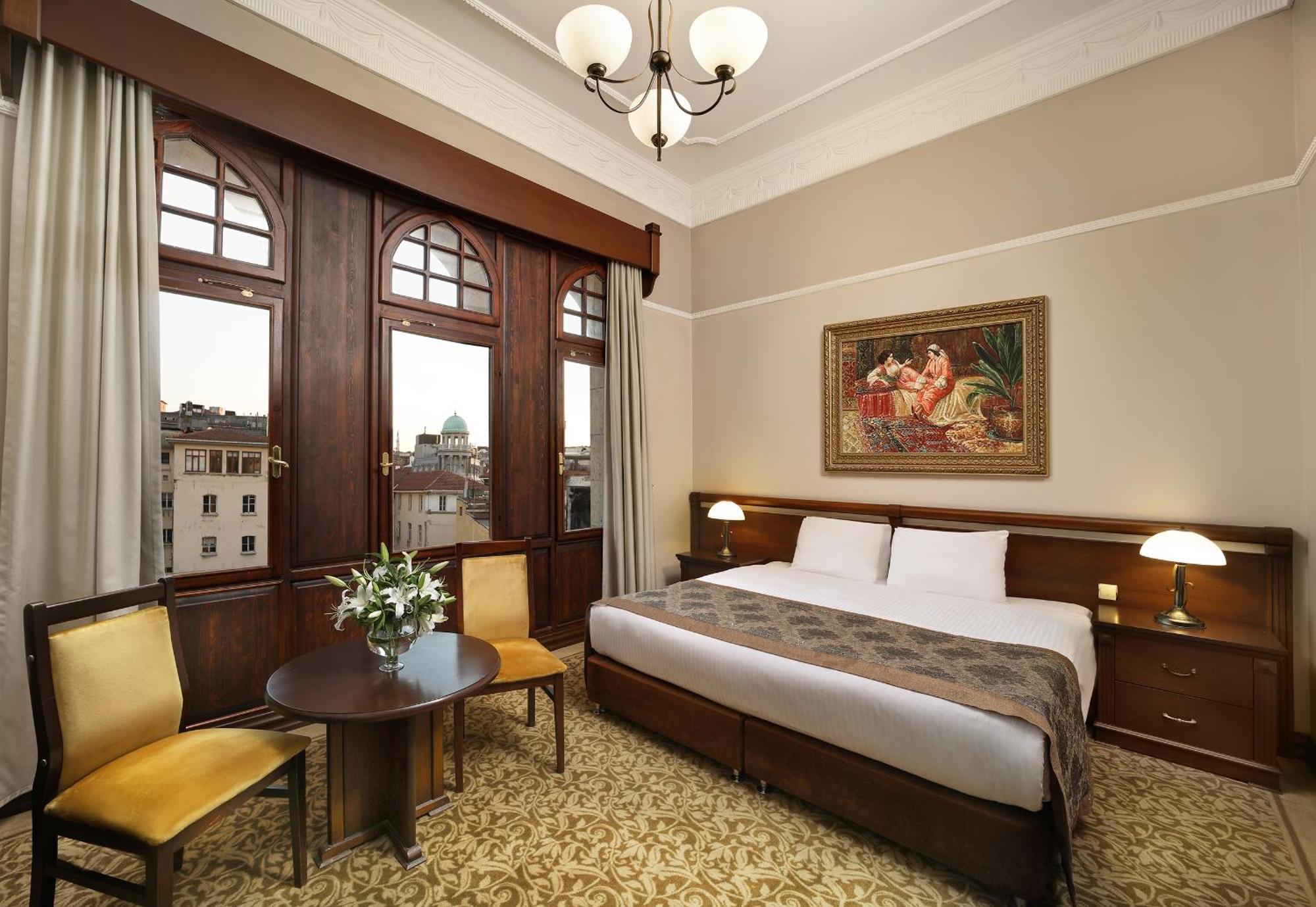 Deluxe Zimmer mit Kingsize-Bett oder 2 Einzelbetten und Stadtblick