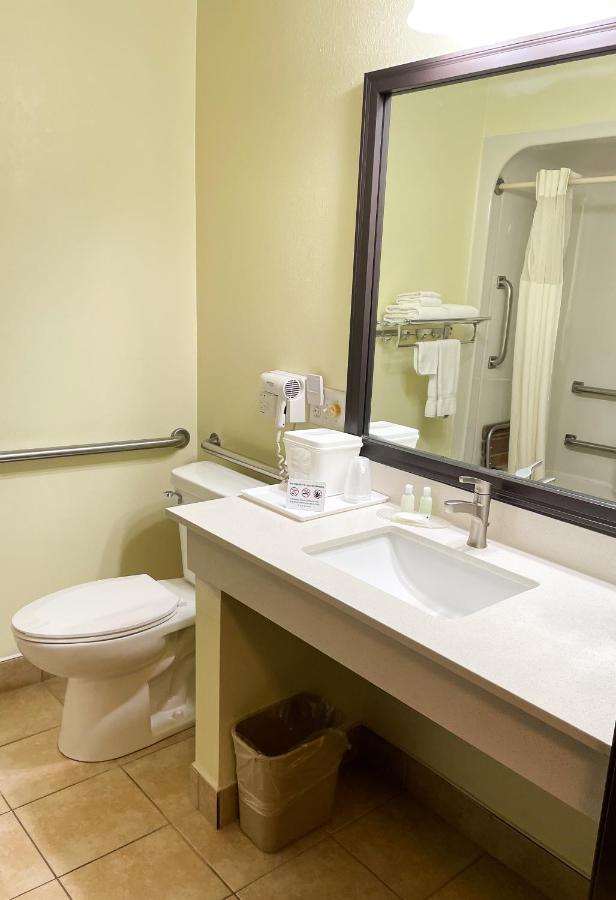 Queen Room - Accessible/Nonsmoking