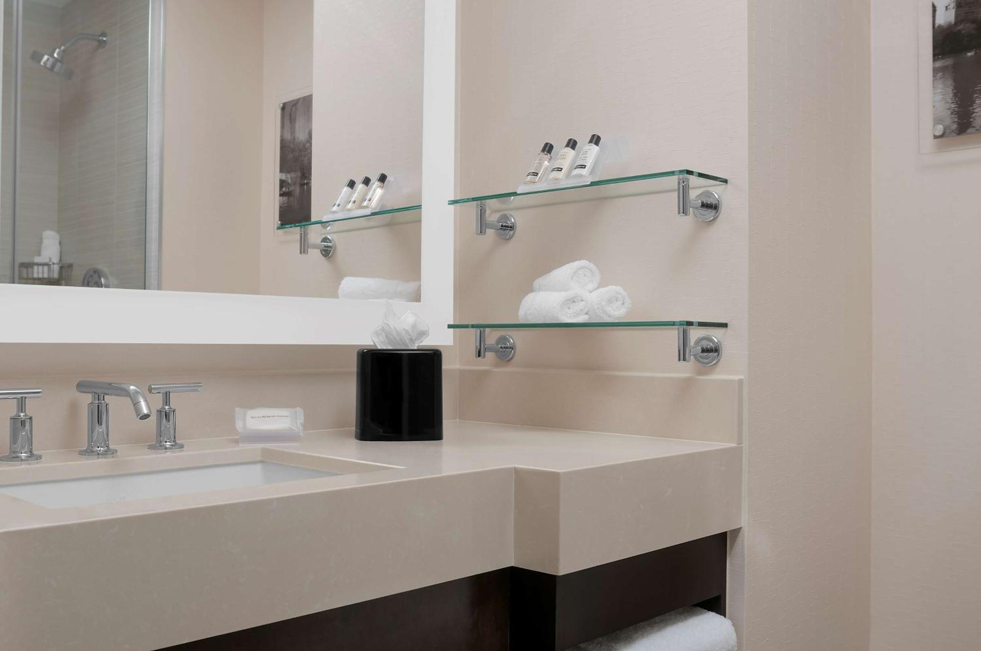 Habitación con cama extragrande.