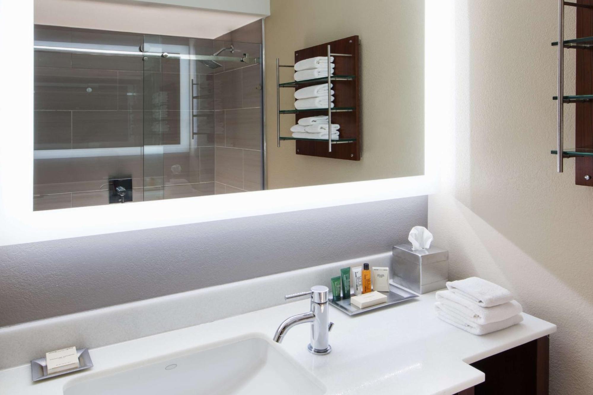 Quarto Duplo com 2 Camas de Casal e Vista do Porto
