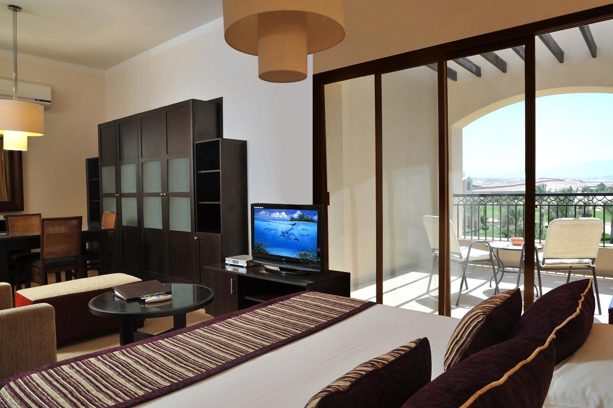 Studio - Queen Bed