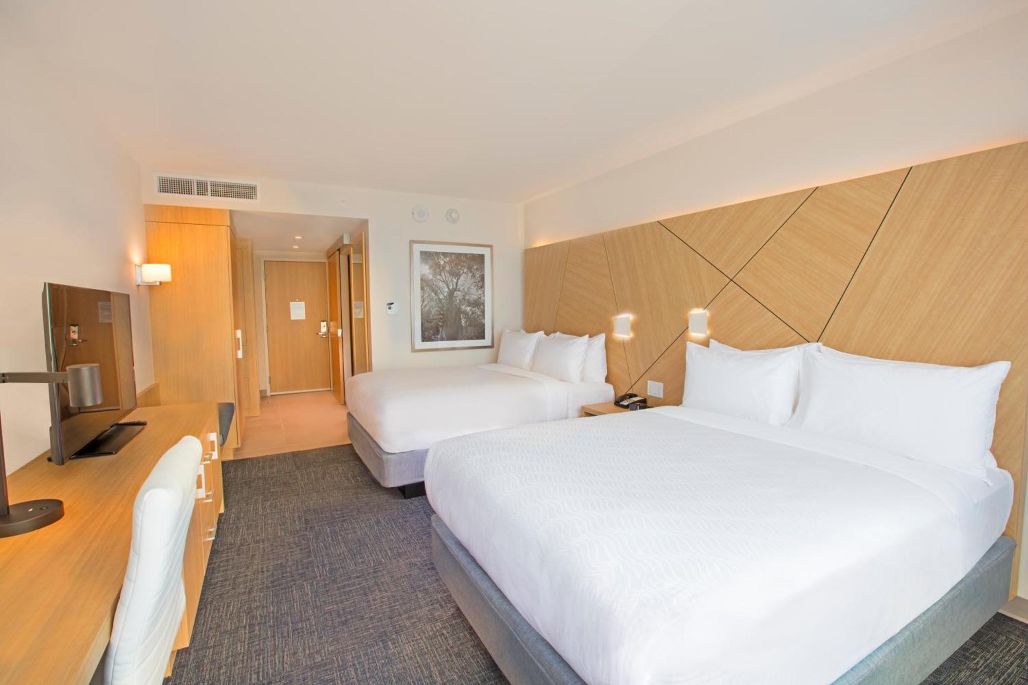 Superior Queen Room with Two Queen Beds and Roll-In Shower - City and Park View/Mobility Accessible,1280341843:JPEG