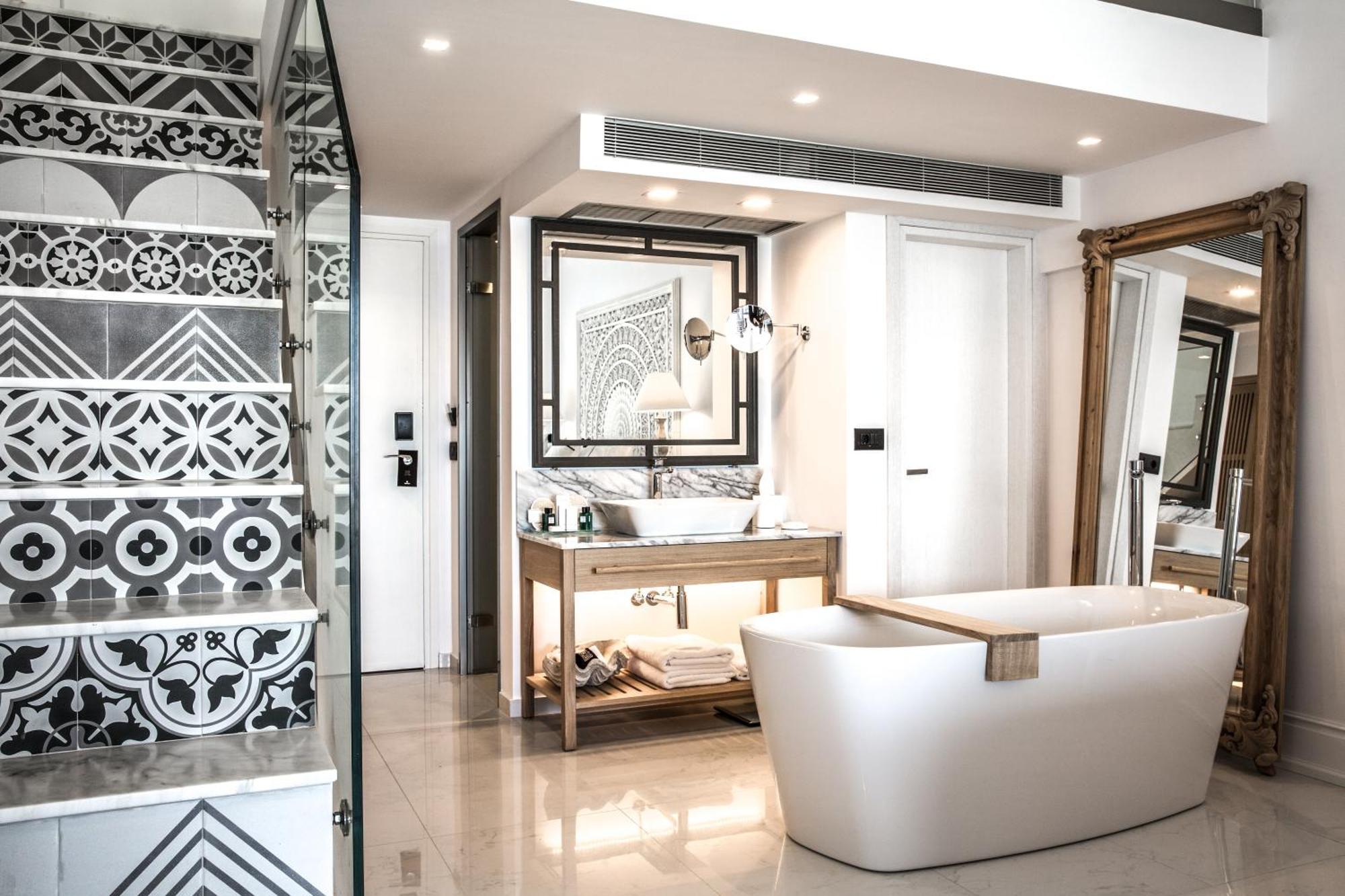 Loft Luxury Guestroom with Private Pool - Sea Front