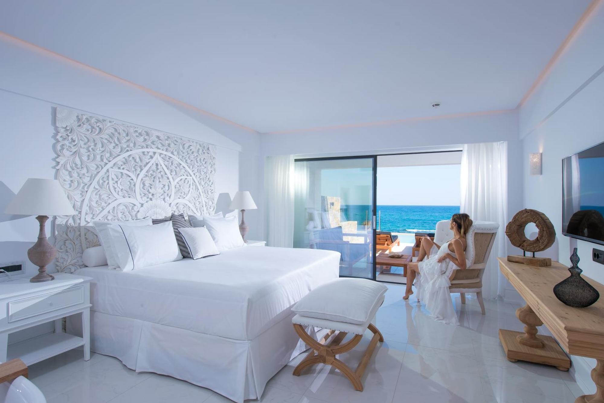 Luxury Guestroom with Private Pool - Sea Front
