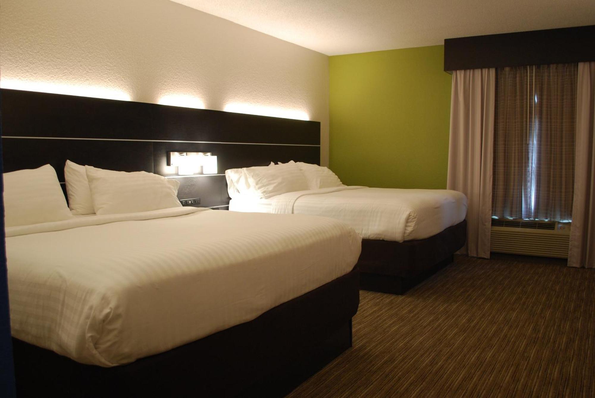 King Room - Mobility Access/Roll in Shower - Non-Smoking