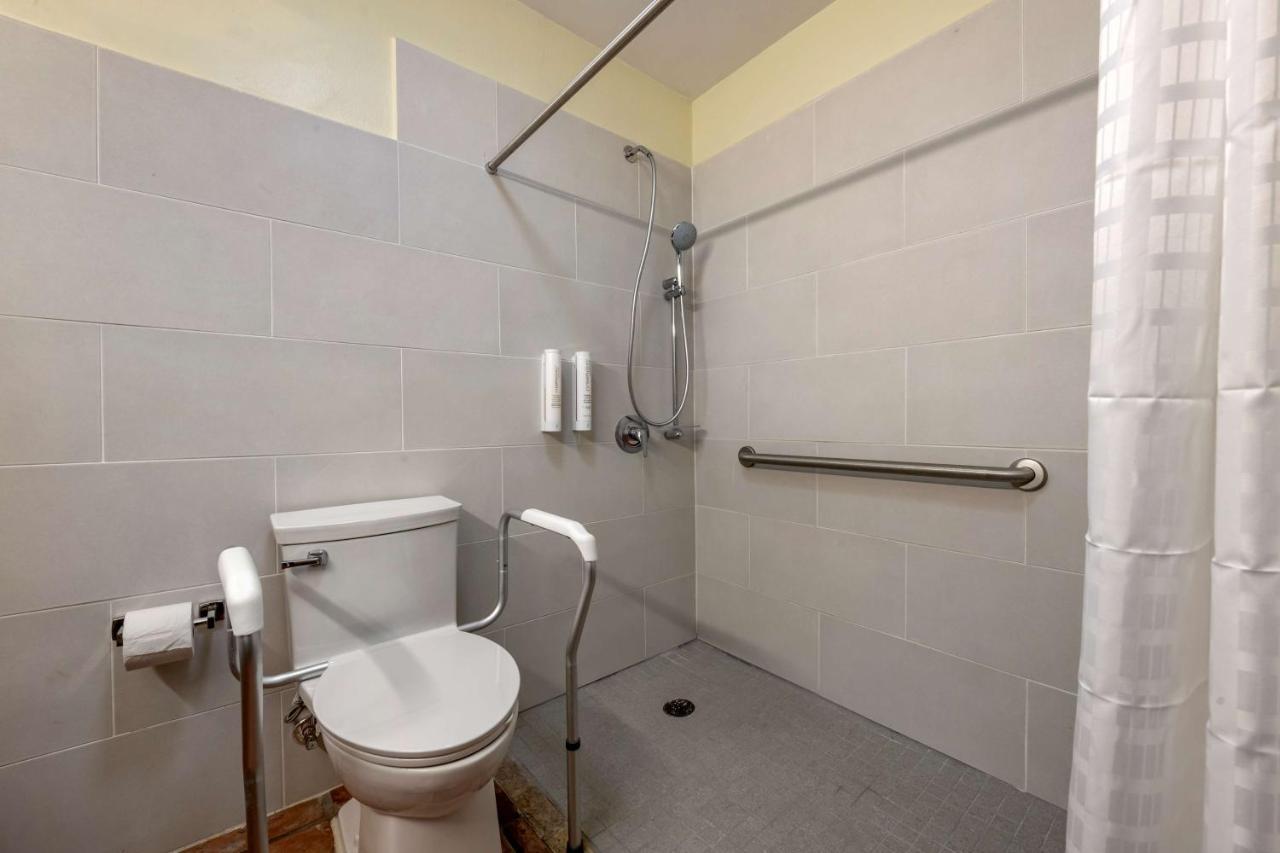 Queen Room Roll Shower Mobility Access