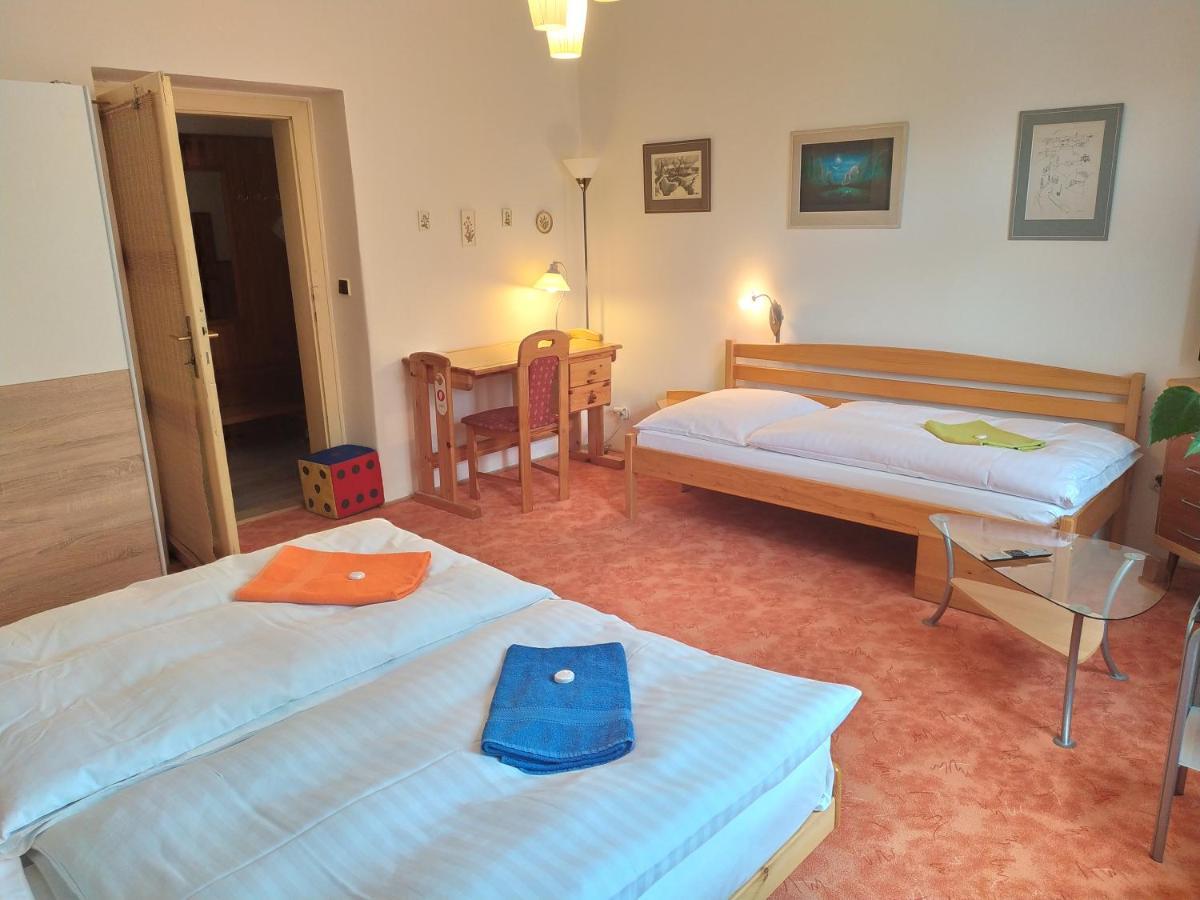 Dreibettzimmer mit Gemeinschaftsbad