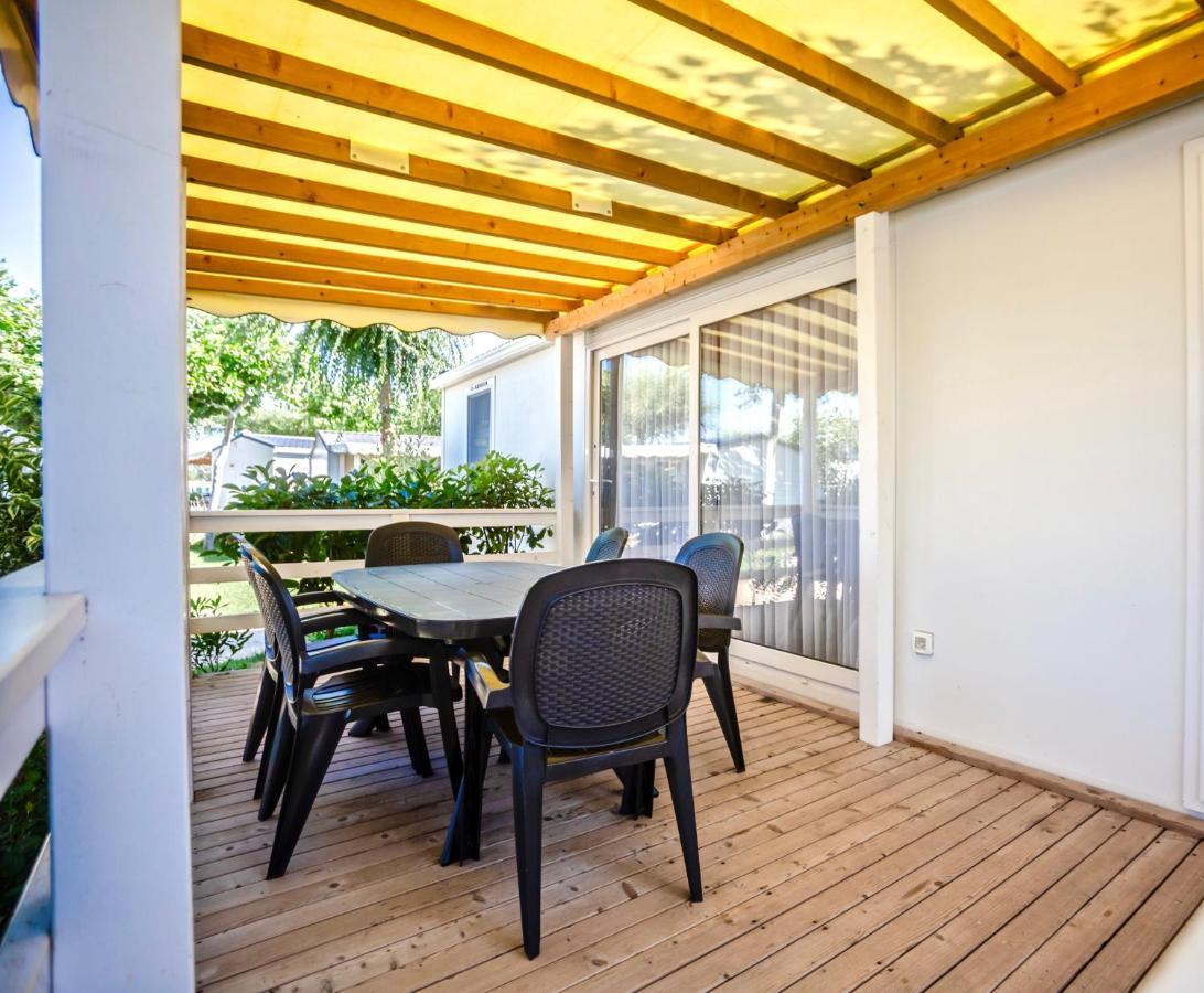 Mobile Home with Three Bedrooms and Two Bathrooms