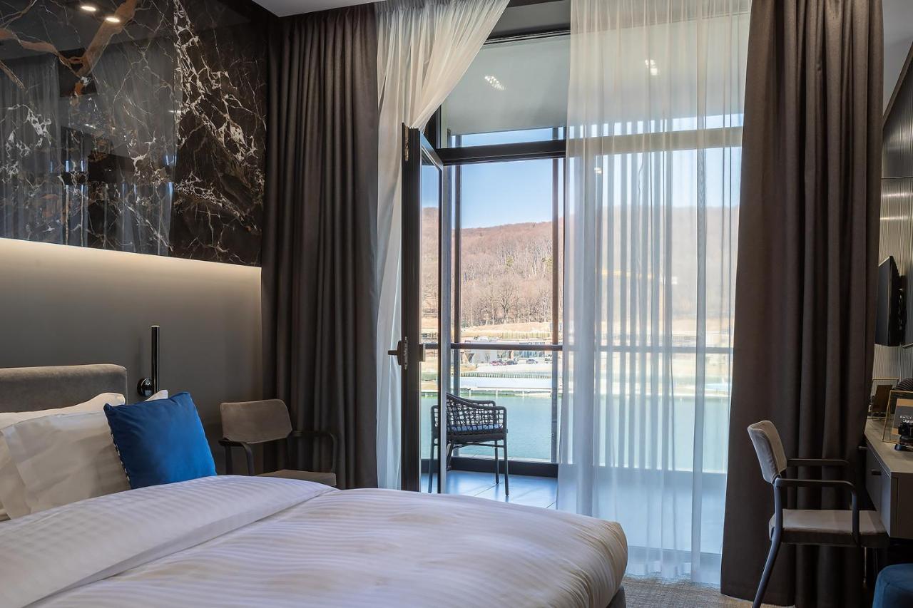 Habitación con cama extragrande y vistas al lago