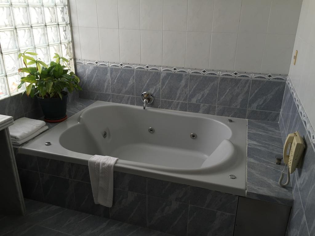 Quarto Executivo com Cama Queen-size