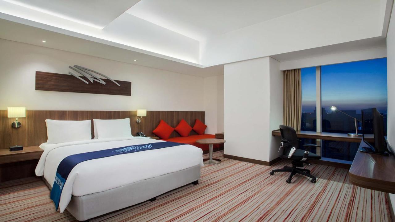 Standard Corner Queen Room with Free Breakfast