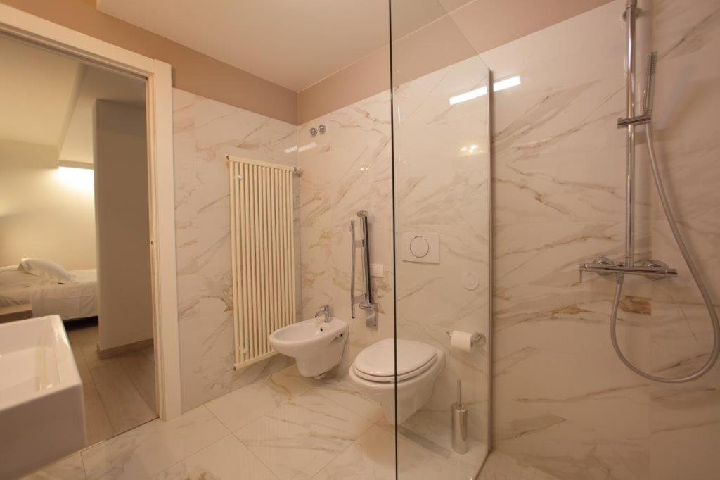 Double or Twin Room Partial lake view
