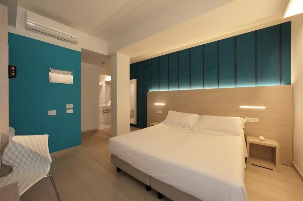 Double or Twin Room Partial lake view