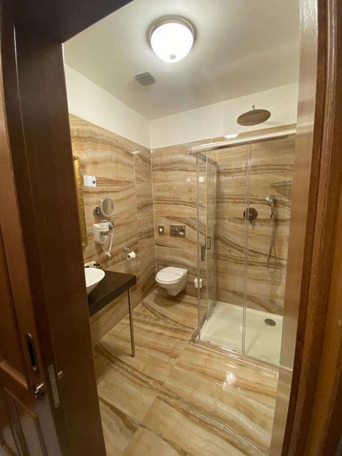 Habitación con cama extragrande y balcón
