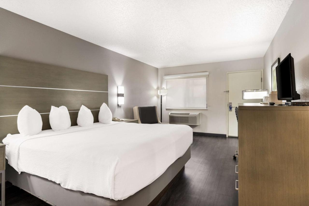King Room Mobility Accessible or Non-Smoking