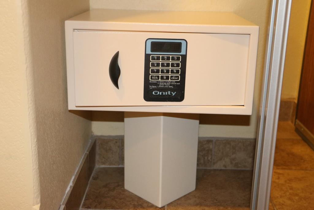 King Room Mobility or Hearing Access Bathtub Grab Bars Non-Smoking,1546395577:JPEG