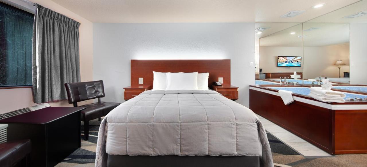 Deluxe Queen Suite with Spa Bath,1364013734:JPEG
