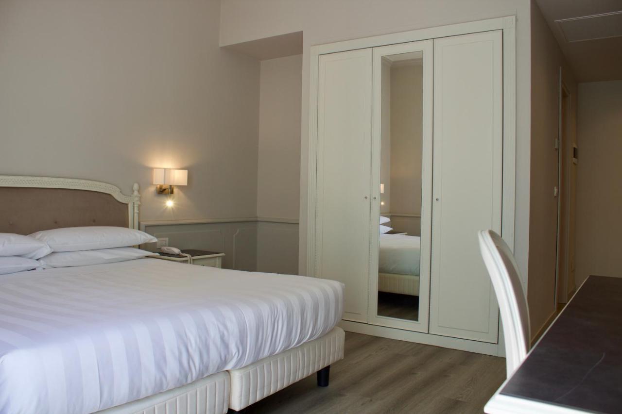 Deluxe Double or Twin Room Side Sea View