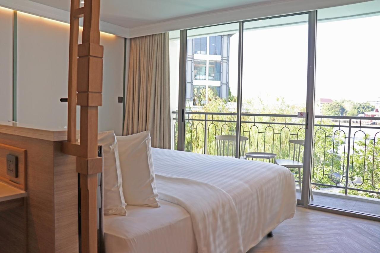 Superior Swimming Pool Balcony King Bed