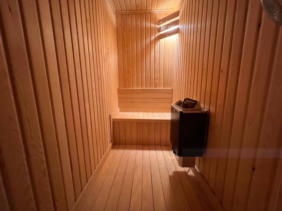 Habitación con cama extragrande y bañera de hidromasaje