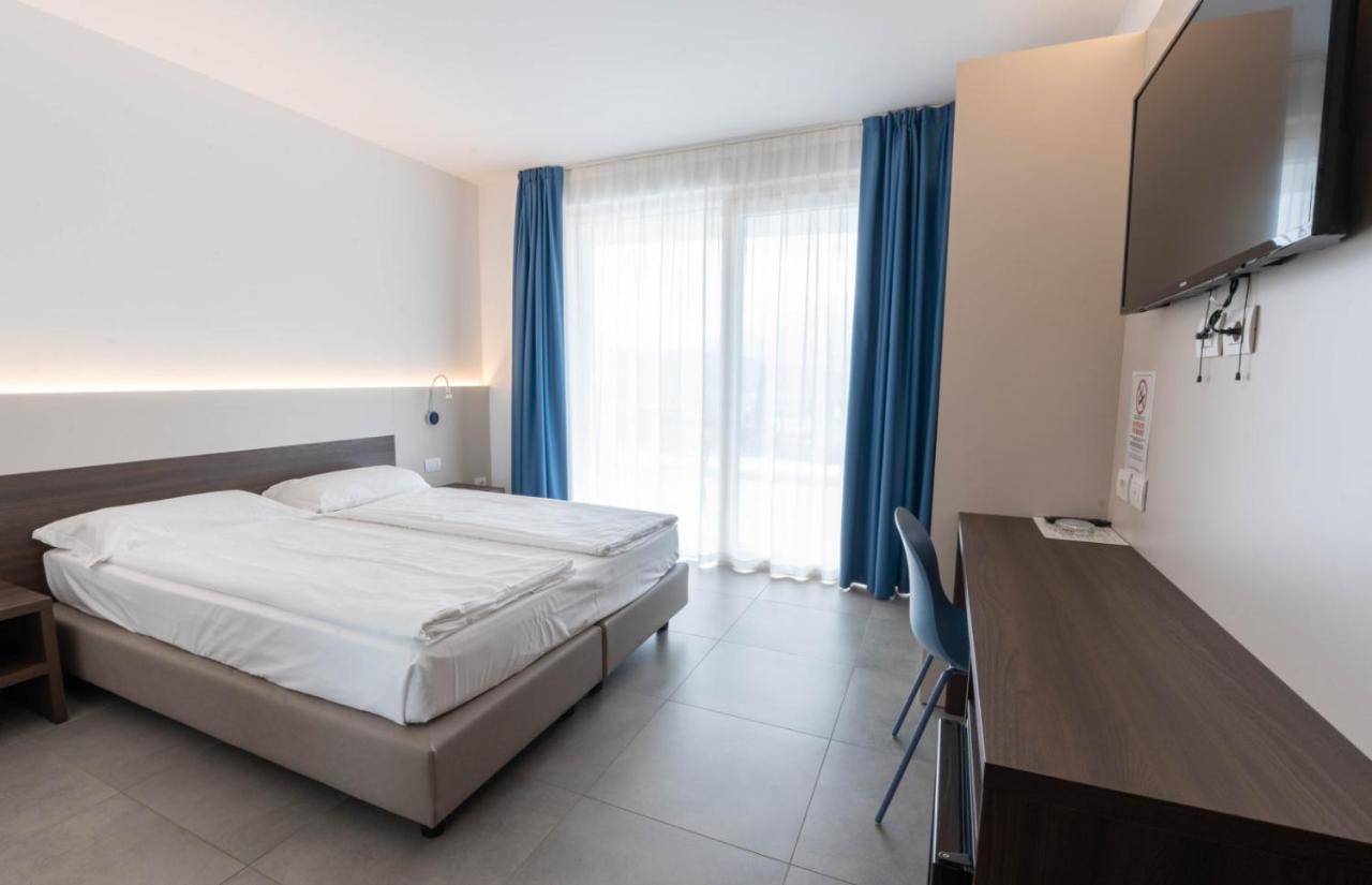Double or Twin Room Lake View