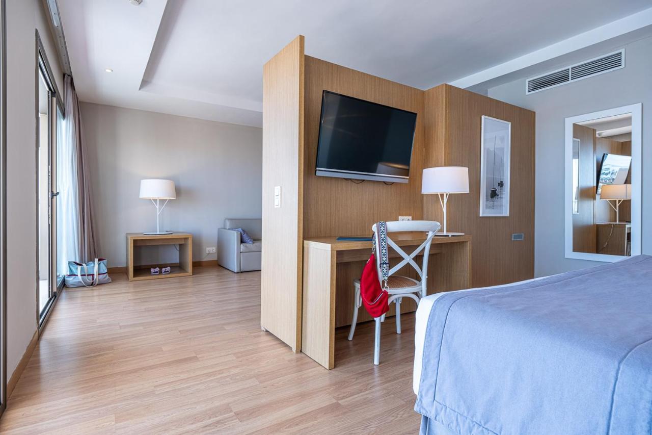 Junior Suite with Sea View (2 Adults + 2 Children)