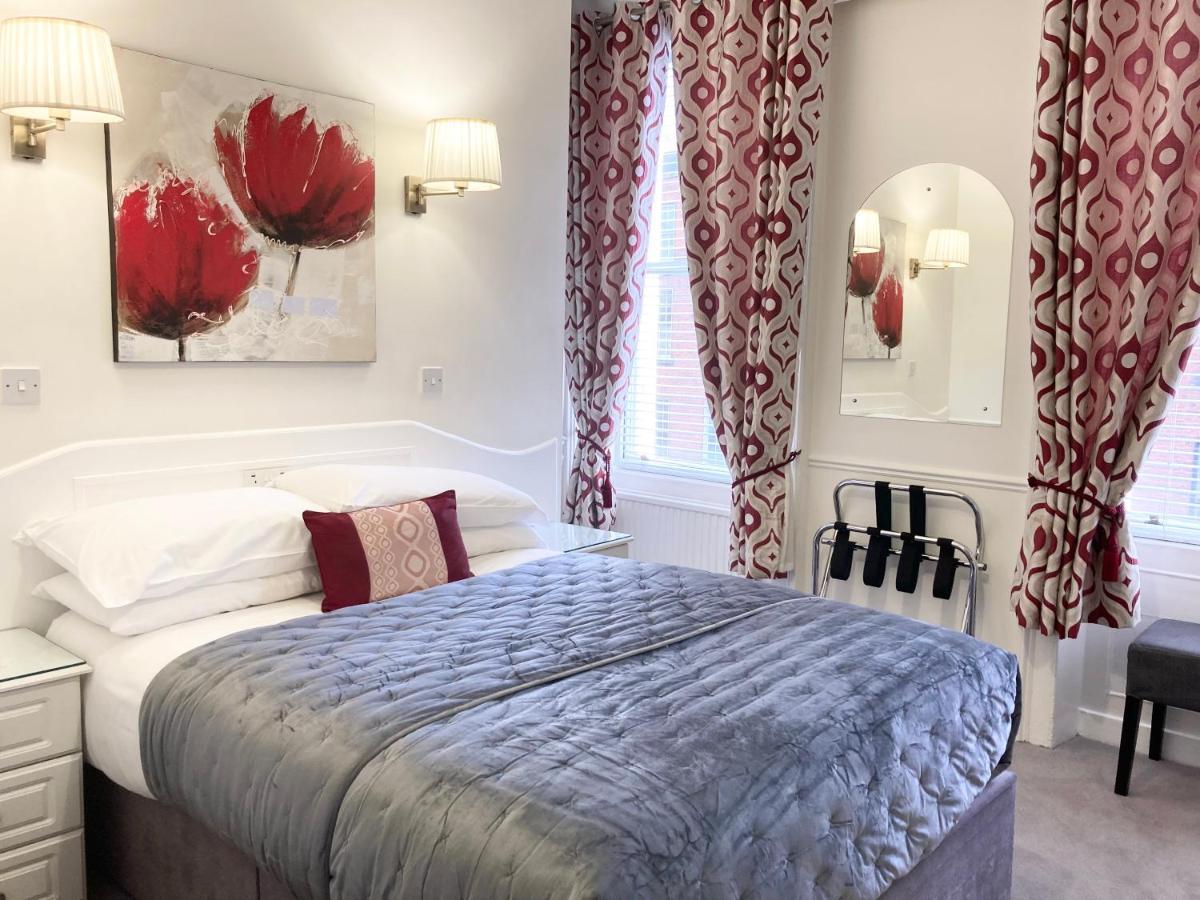 Room with a double bed and 1 single bed