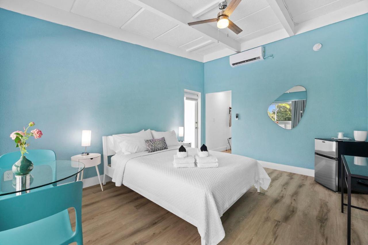Zimmer mit Queensize-Bett und Poolblick