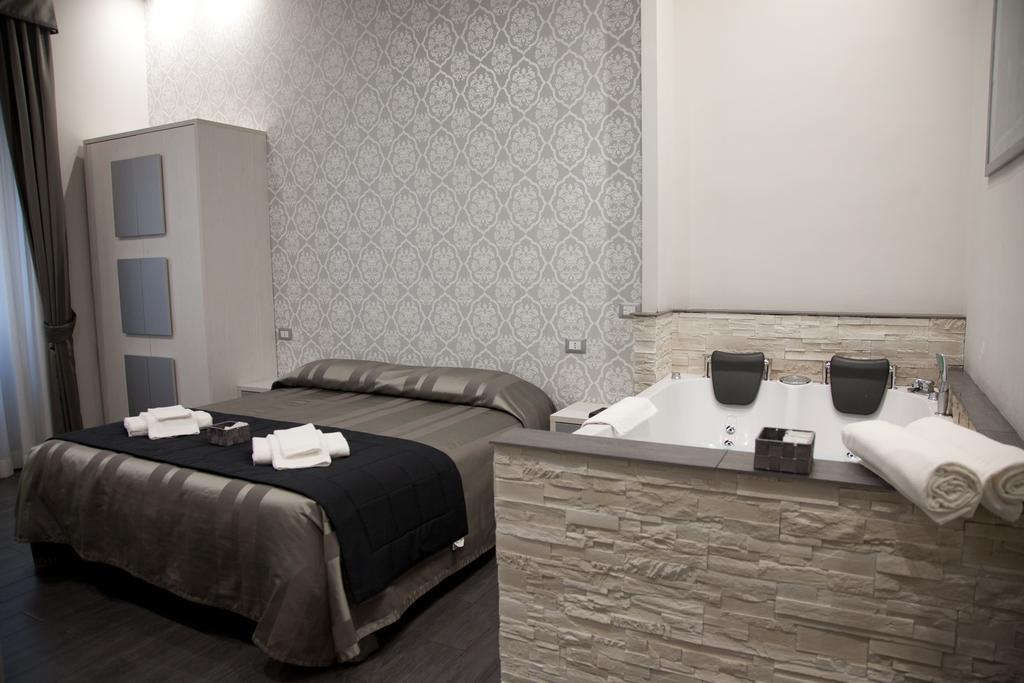 Deluxe Suite Spa Bath
