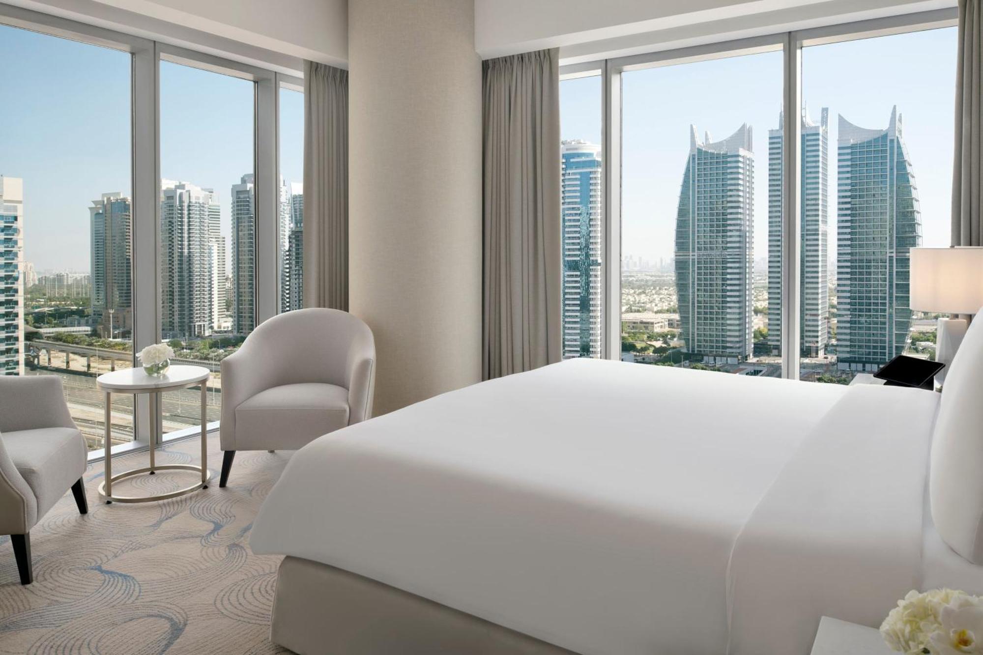 Suite Premier con vistas a la ciudad, cama extragrande, sofá cama, acceso al salón club con desayuno, almuerzo y cena, check-out más tarde de lo habitual hasta las 16:00 y acceso directo al centro comercial Dubai Marina Mall y a Marina Walk