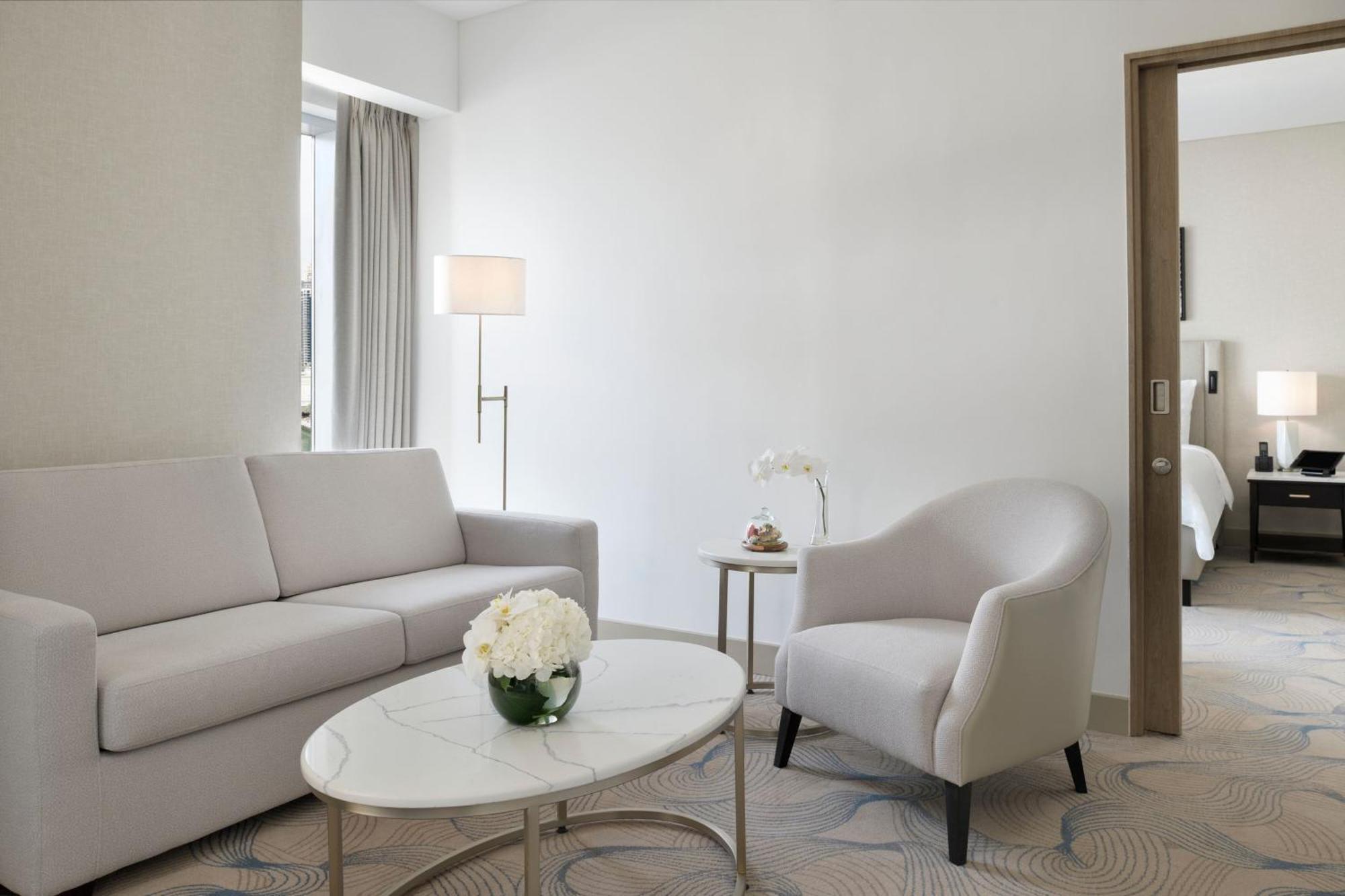 Habitación Premier con vistas a la ciudad, cama extragrande, sofá cama y acceso directo al centro comercial Dubai Marina Mall y a Marina Walk