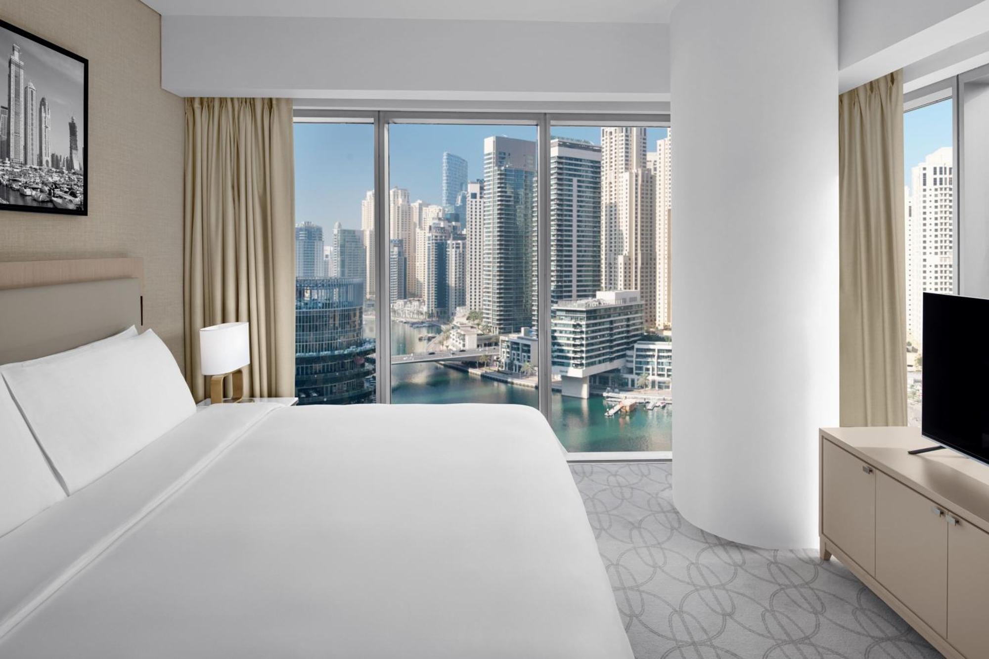 Suite Premier con vistas al puerto deportivo, cama extragrande, sofá cama, acceso al salón club con desayuno, almuerzo y cena, check-out más tarde de lo habitual hasta las 16:00 y acceso directo al centro comercial Dubai Marina Mall y a Marina Walk