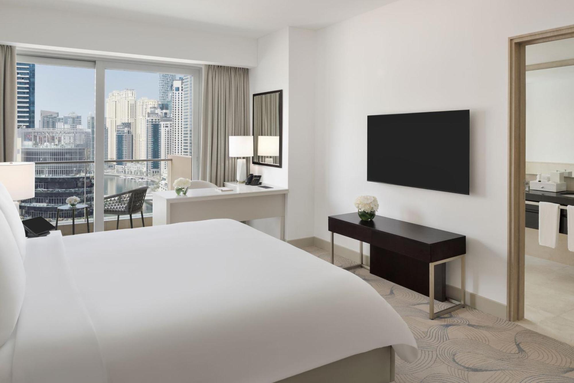 Habitación Deluxe con vistas al puerto deportivo, cama extragrande y acceso directo al centro comercial Dubai Marina Mall y a Marina Walk