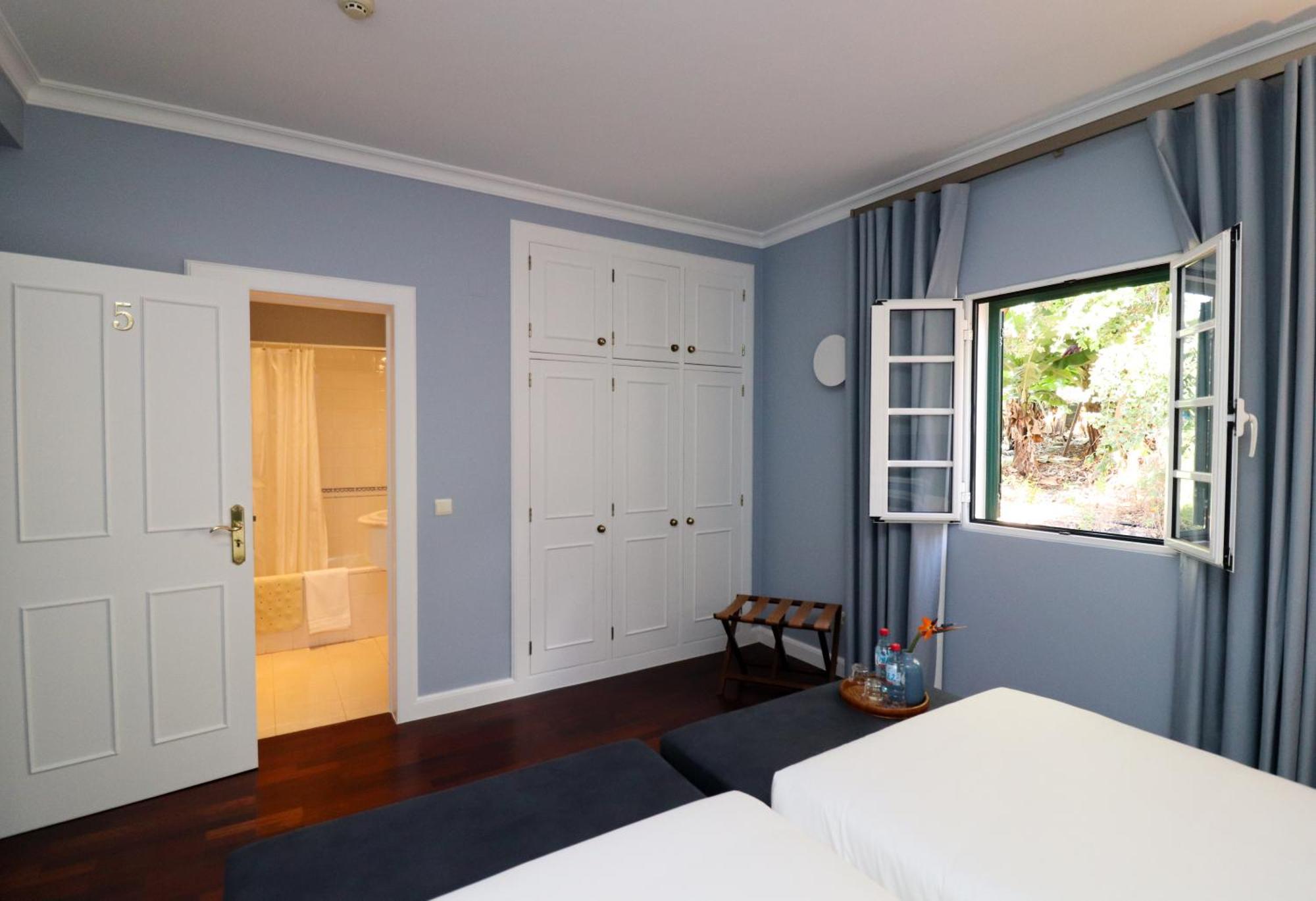Zweibettzimmer mit Gartenblick