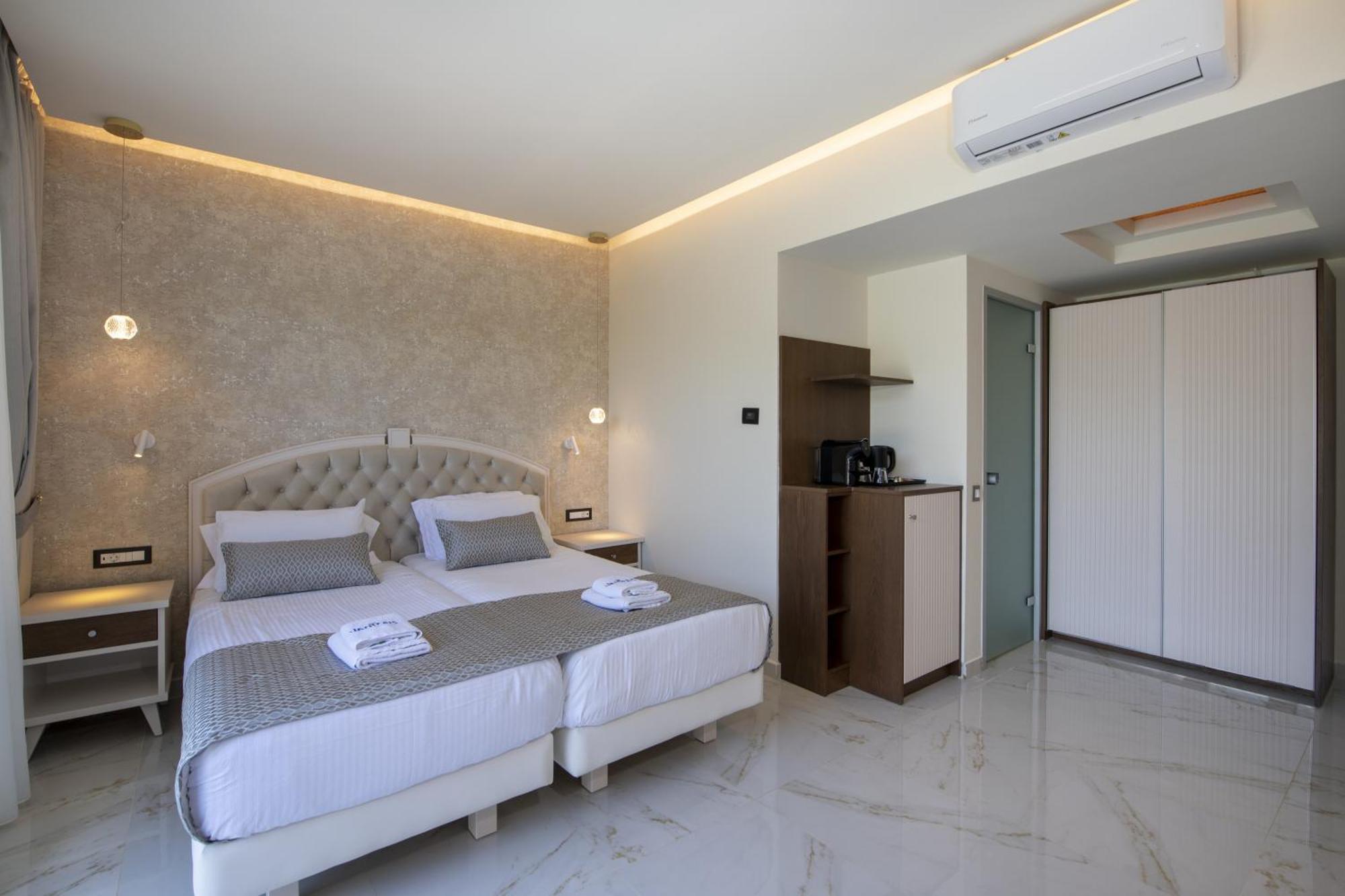 Junior suite with individual pool