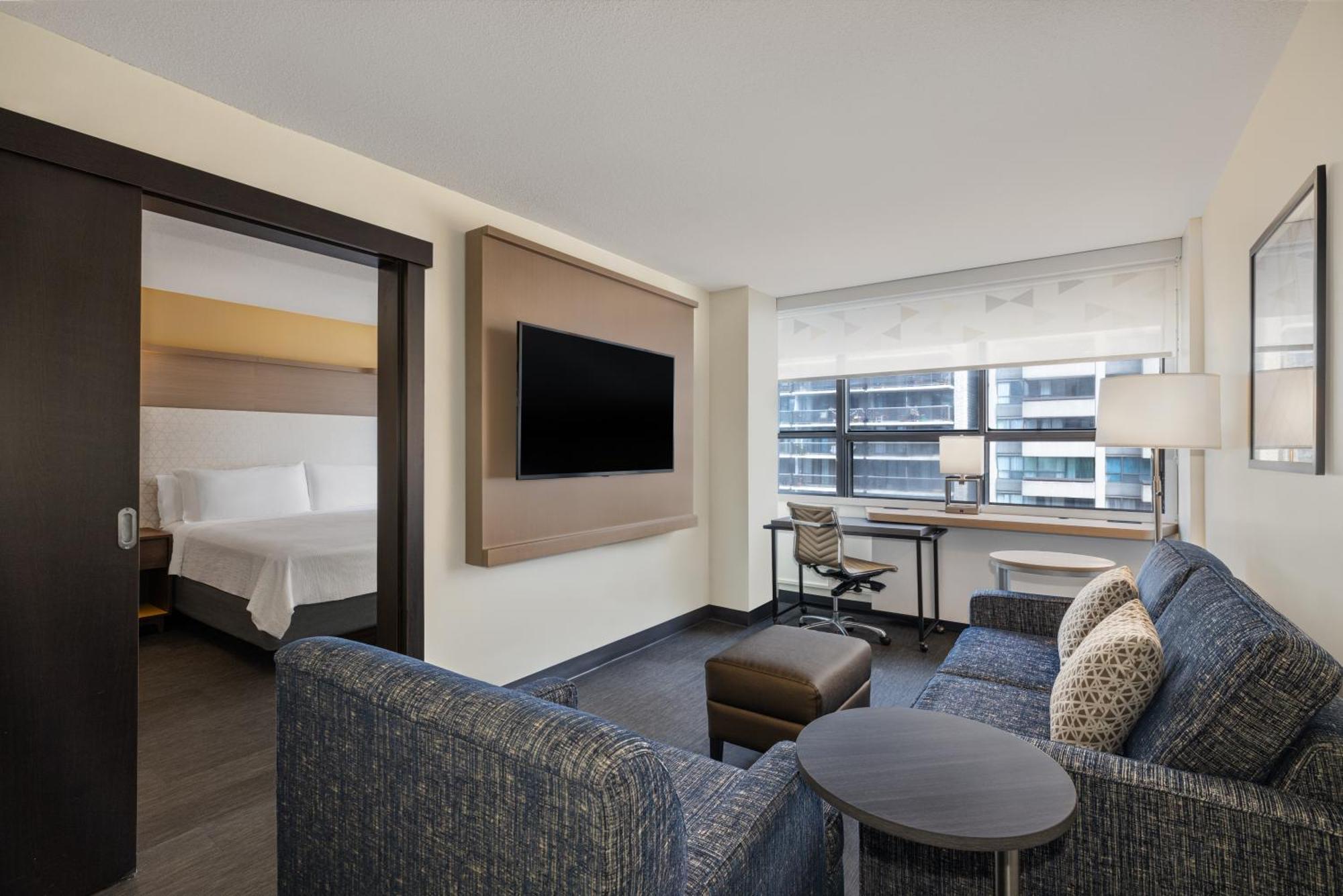 Suite met Kingsize Bed en Uitzicht op de Stad
