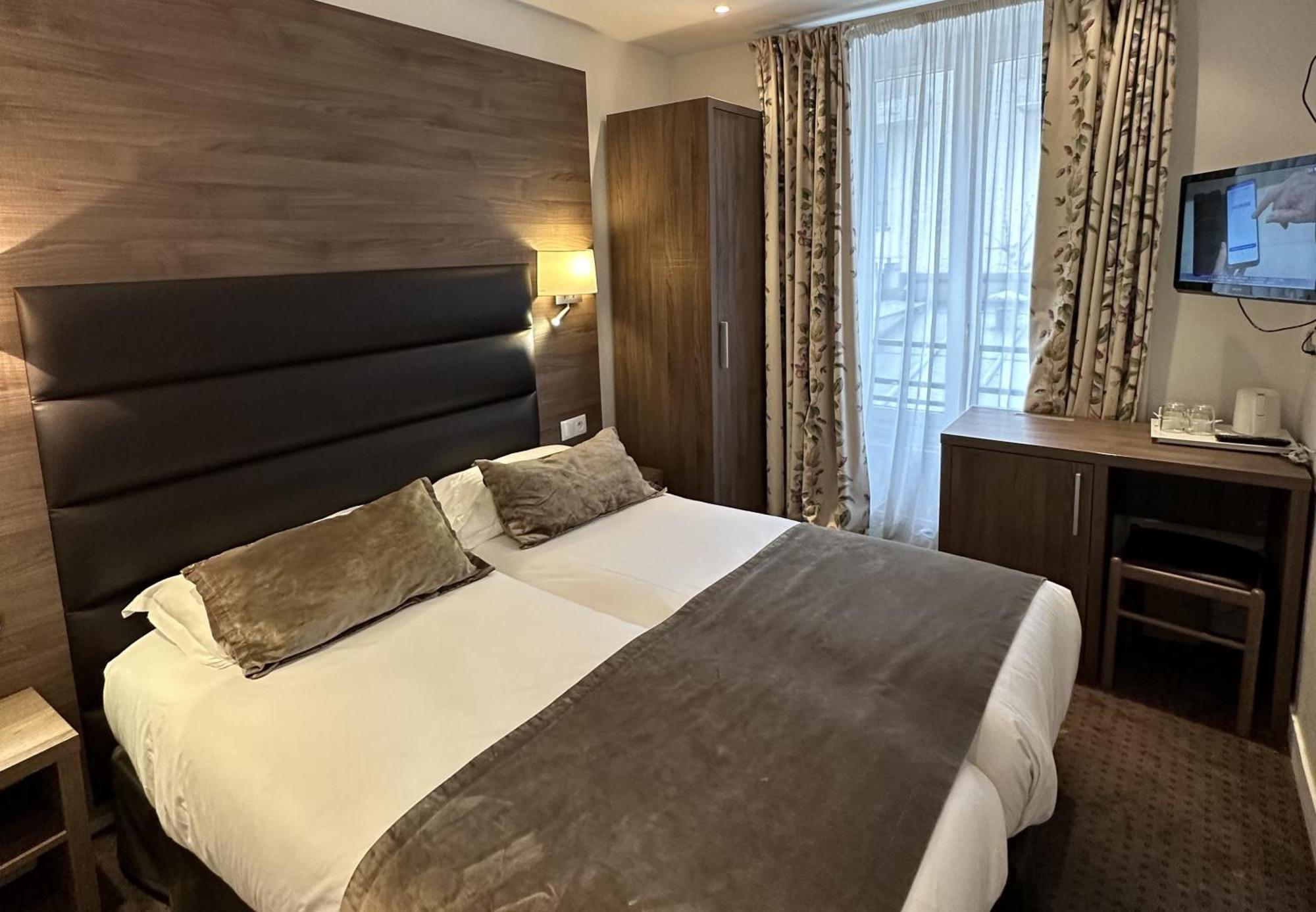 Quarto com 2 Camas de Solteiro e Chuveiro