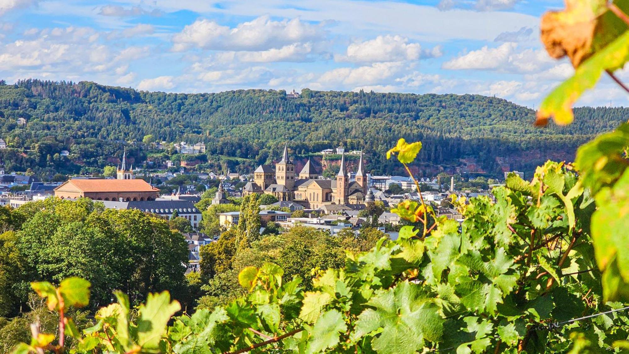Doppelzimmer mit Balkon und Panoramablick auf die Stadt