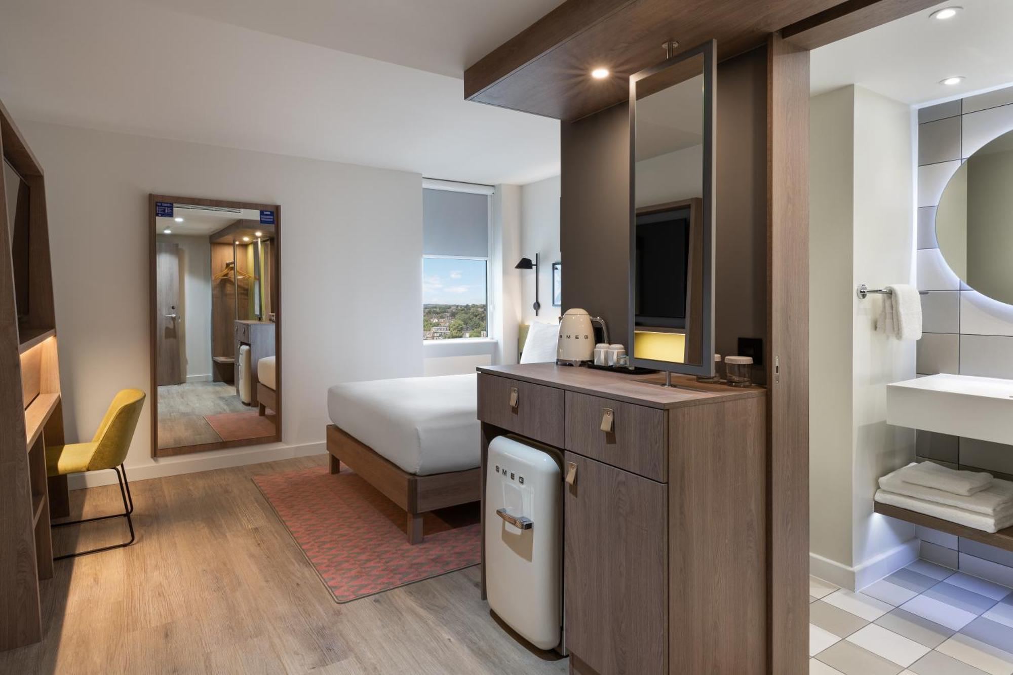 Chambre Lit Queen-Size avec Canapé-Lit
