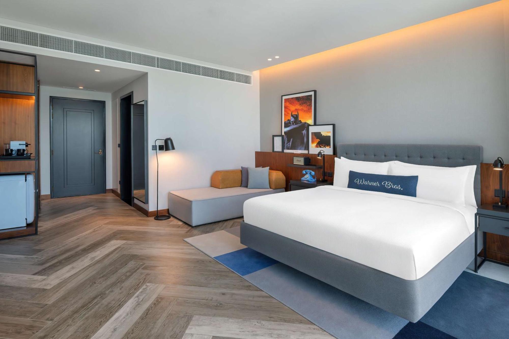 Quarto deluxe com cama king-size e vista da piscina - Acesso ao parque temático