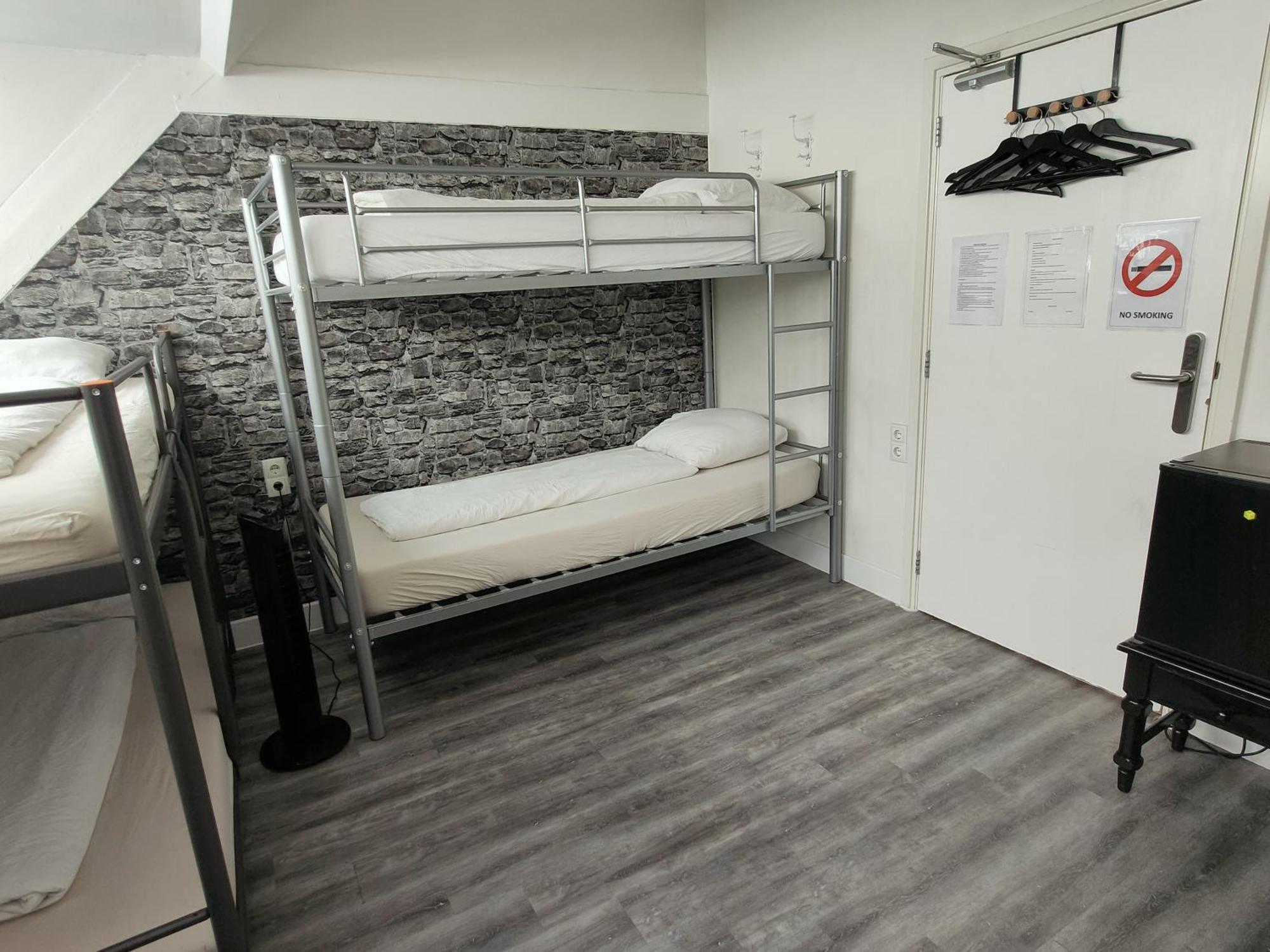 Cama en habitación compartida mixta de 8 camas