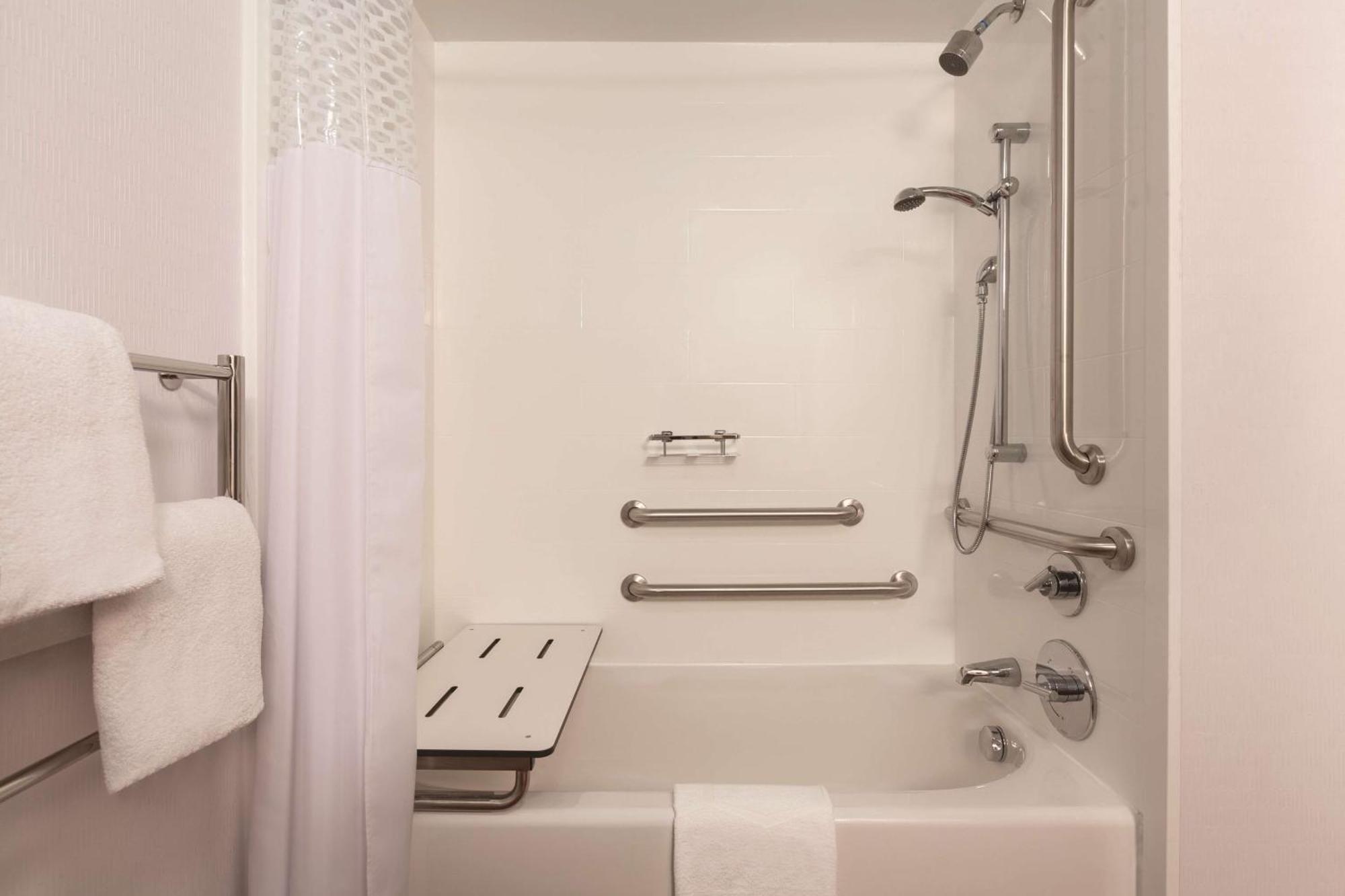 Double Room with Bath Tub - Mobility Access/Non-Smoking